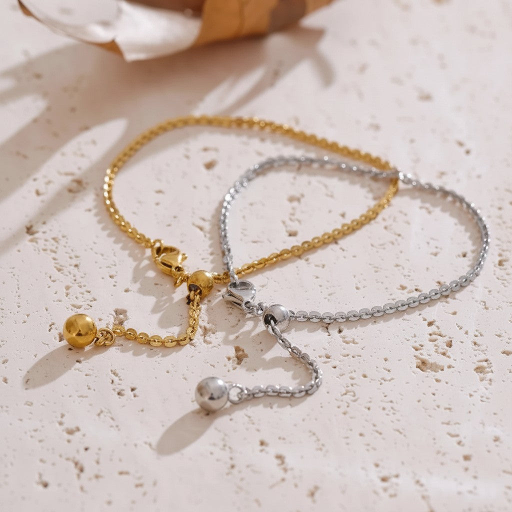 PRO RAY AELORA bracelet in gold and silver, delicate chain with polished bead accents and adjustable closure.