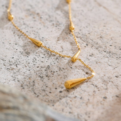 PRO RAY AIRA gold necklace with drop-shaped accents on a delicate chain. Modern elegance.
