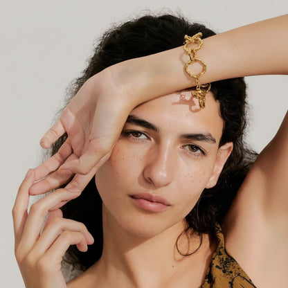 PRO RAY AURELIS bracelet with sculptural organic links in gold-tone metal. A statement chain bracelet.