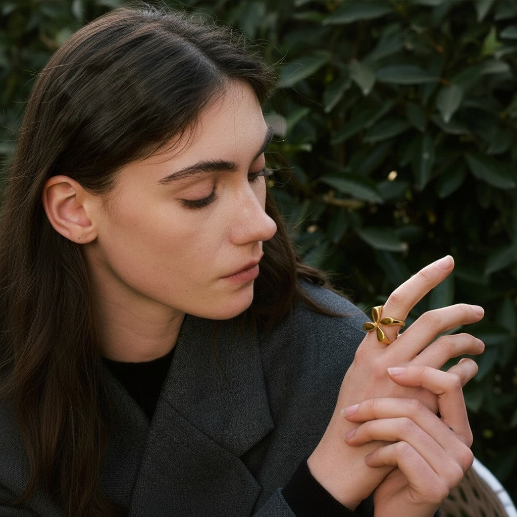 PRO RAY ELIANE open ring in gold with petal shapes and polished finish, worn by a model.