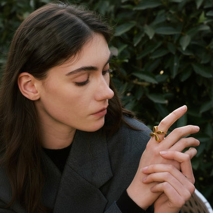 PRO RAY ELIANE open ring in gold with petal shapes and polished finish, worn by a model.