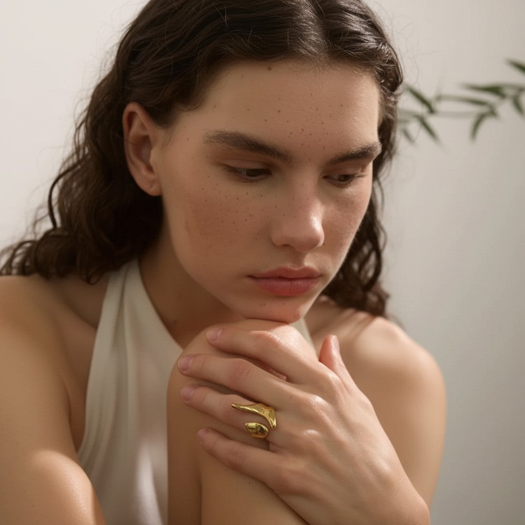 PRO RAY ELISIA ring, a sculptural gold open ring with asymmetrical curved lines and a fluid modern silhouette.