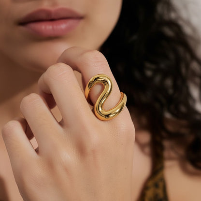 PRO RAY SORELLE open ring with fluid curved lines in polished gold.
