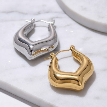 PRO RAY VIONA sculptural silver hoop earrings with a fluid organic shape and polished finish. Diameter 30mm.